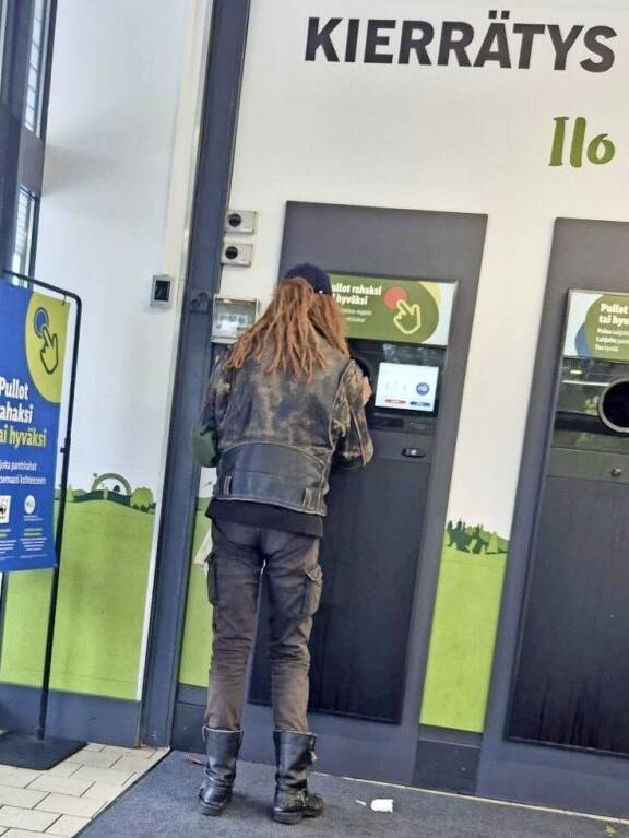 RÄPS! Pelle Miljoona palautteli pulloja Lidliin kuin kuka tahansa kuolevainen.