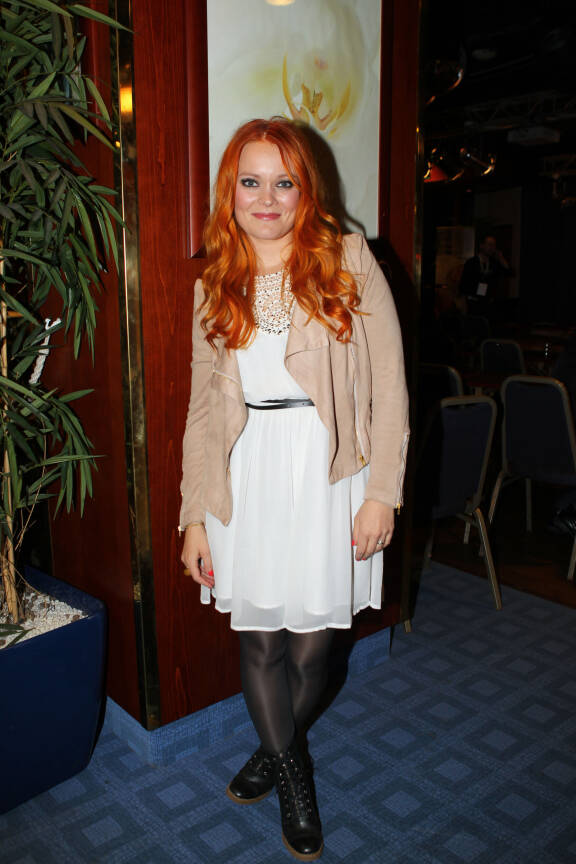 Anna esitti ensimmäistä kertaa Kolme pientä sanaa -singlensä Elämä lapselle -konsertissa vuonna 2012.