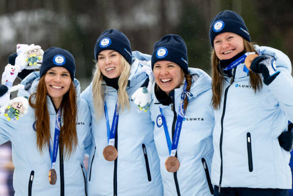 Jasmi Joensuu, Vilma Ryytty, Kerttu Niskanen ja Johanna Matintalo juhlivat helmikuussa olympiapronssia Milano-Cortinassa.
