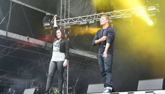 Diandra ja Jare Radio Aallon Helsinki-päivän konsertissa vuonna 2012.