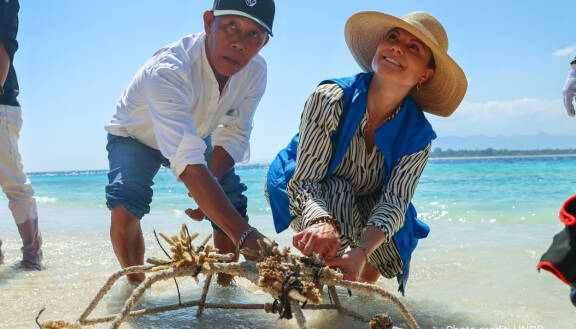 Kruununprinsessa Victoria suojautui paahteelta näyttävässä hellehatussa.