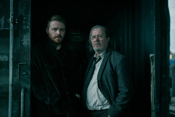 Jack Lowden ja Gary Oldman sarjassa Slow Horses.