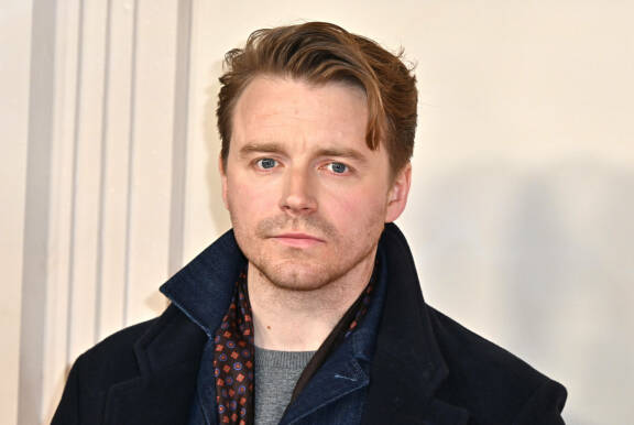 Jack Lowden poseeraa.