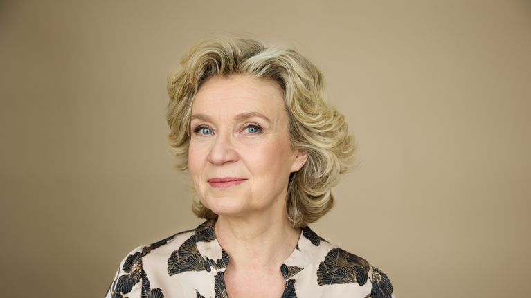 Kirjailija Sirpa Kähkönen katsoo kameraan.