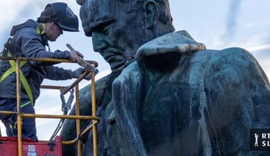 Velenjska občina kazensko ovadila moškega zaradi poškodovanja Titovega kipa