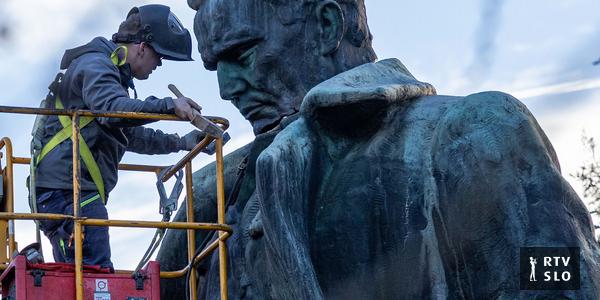 Velenjska občina kazensko ovadila moškega zaradi poškodovanja Titovega kipa