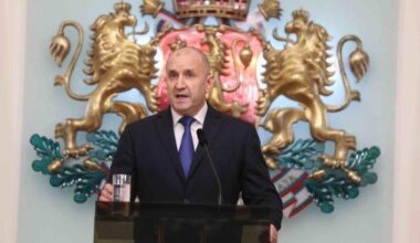 64% от българите са ЗА оставката на президента