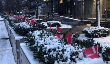 I dag blev der placeret 44 danske flag foran den amerikanske ambassade i KBH til minde om de 44 faldne danske soldater i Afghanistan. Flagene blev efter kort tid fjernet igen af ambassaden.