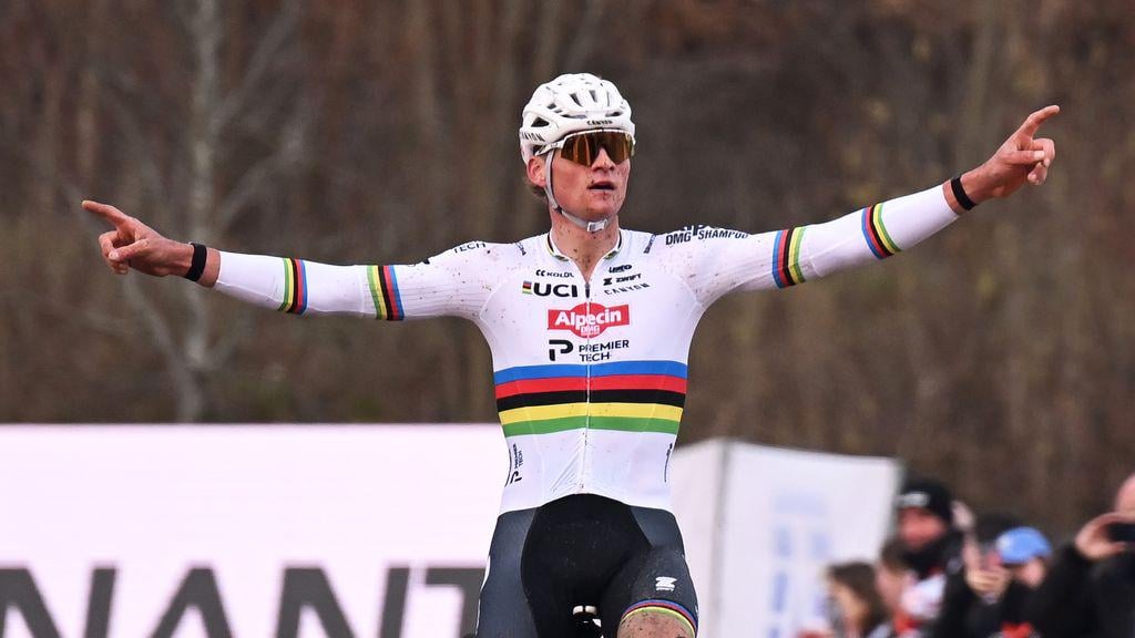 Van der Poel evenaart ondanks lekke banden record Nys met vijftigste wereldbekerzege