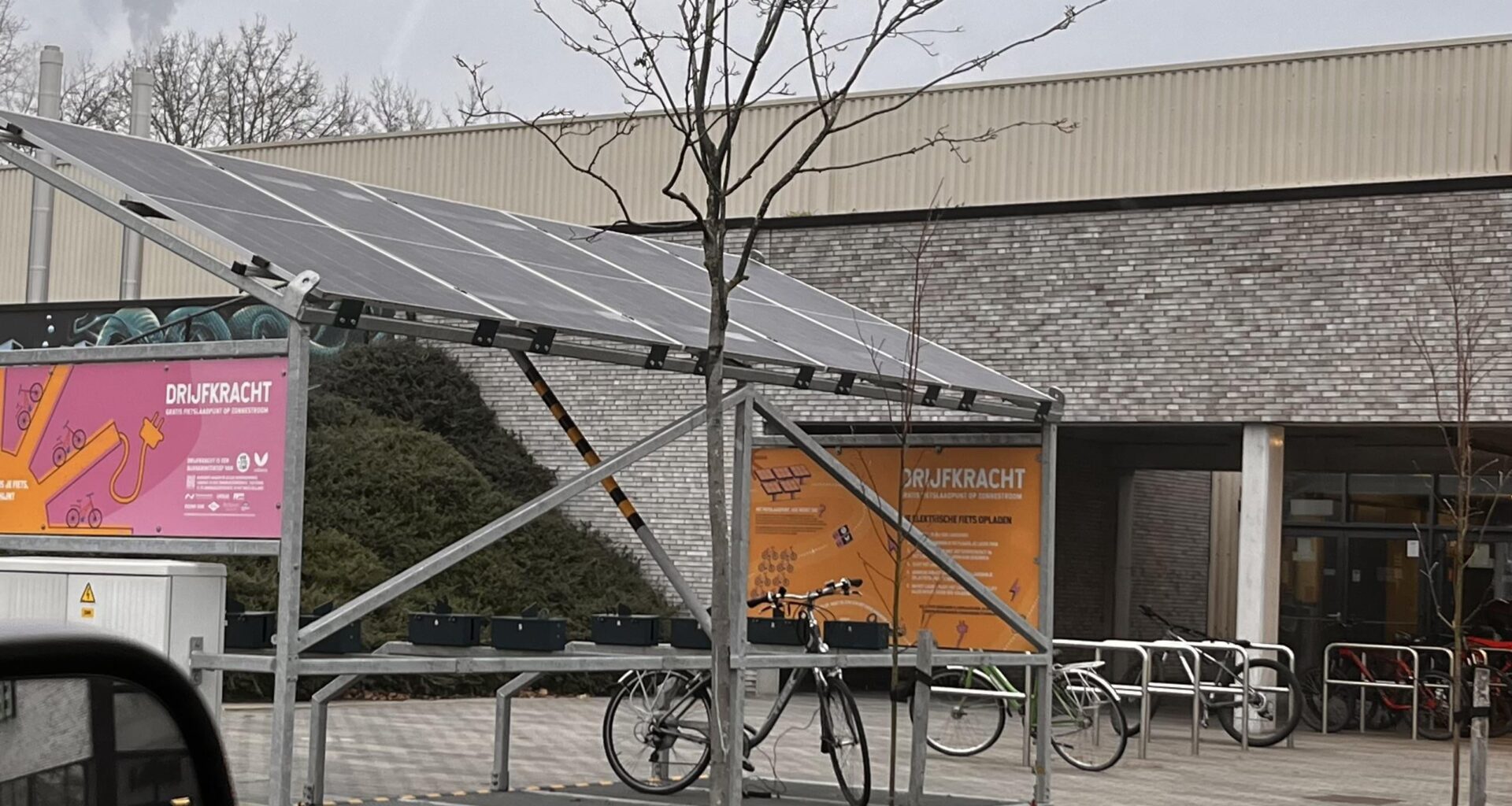 Stad Eeklo legt zonnepanelen in de winter.