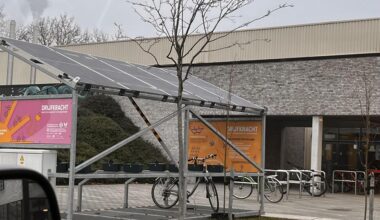 Stad Eeklo legt zonnepanelen in de winter.