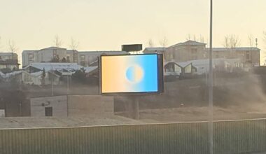 Veit einhver hvaða auglýsing þetta er ég sé þad alls staðar