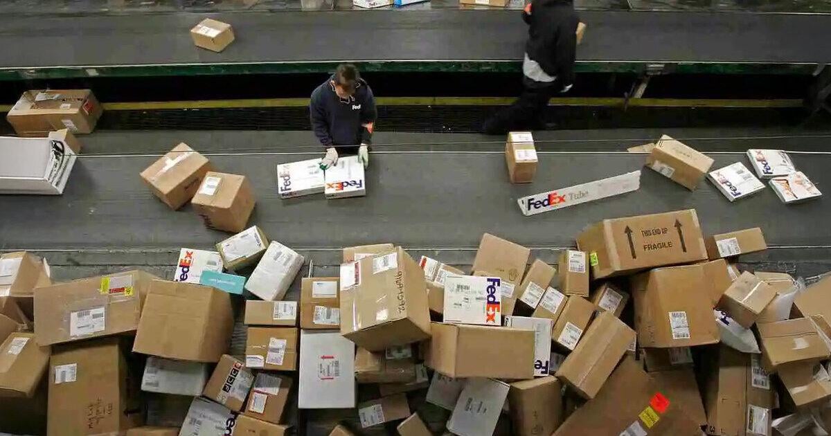 La tassa sui pacchi da due euro doveva danneggiare i negozi cinesi, invece sta danneggiando l’Italia | DDay.it