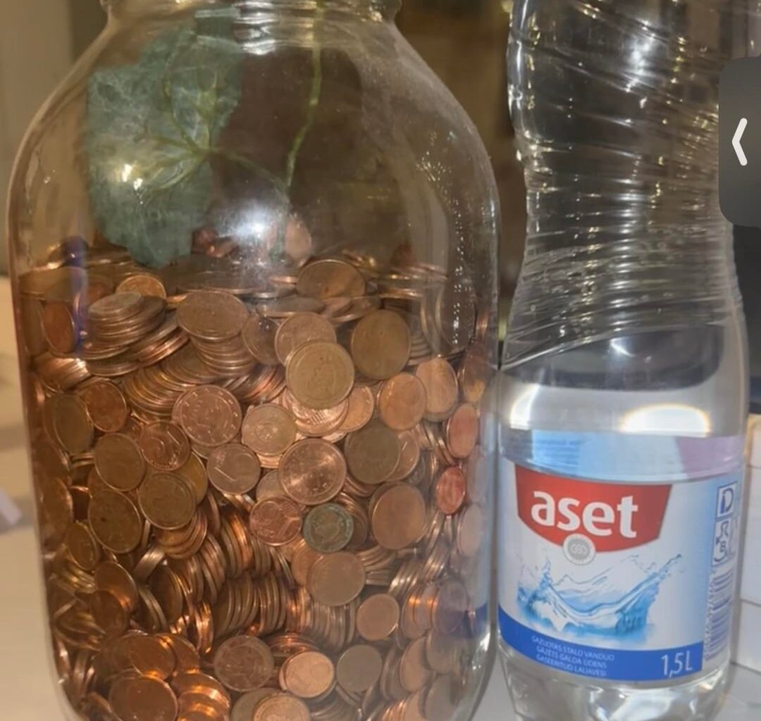 Minu rahapuu. Loen üle laupäeval, aga kas keegi oskaks pakkuda palju tema arvates siin sees on? 1,2,5 sendised, terve kupatus kaalub 15.6kg, purgi ümbermõõt 55cm, purgi pikkus 28cm