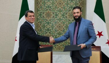 Terör Örgütü YPG/SDG ile Şam hükümeti anlaştı. SDG, ayrı bir ordu olmaktan çıkıp Suriye ordusuna bağlanıyor. 3 sözde tugay birleştirilip Suriye ordusu içinde bir tümen yapılıyor Kobani teröristleri de Halep’e bağlı bir tümen içinde tugay oluyor. Haseke ve Kamışlı’ya Suriye Ordusu giriyor.