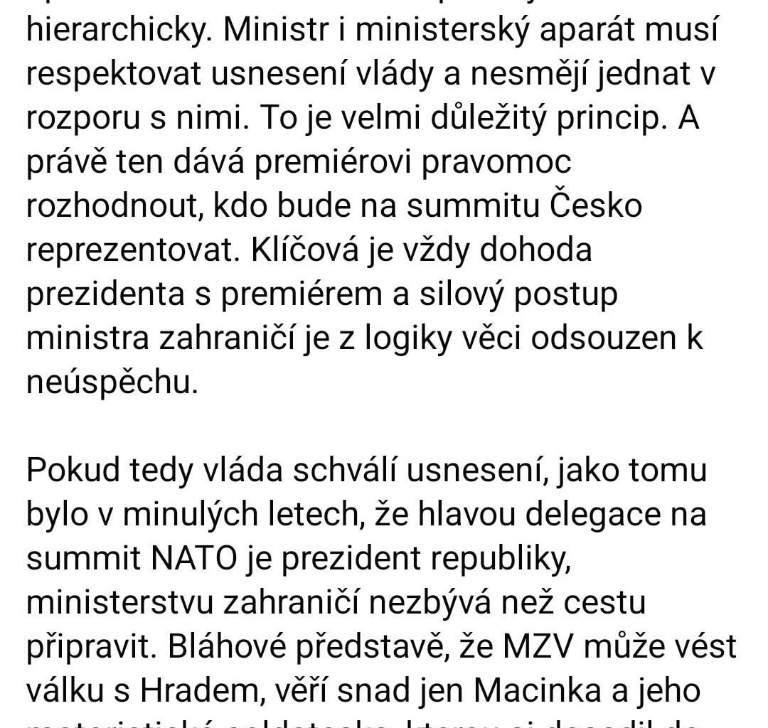 Lipavský si sundavá rukavice.