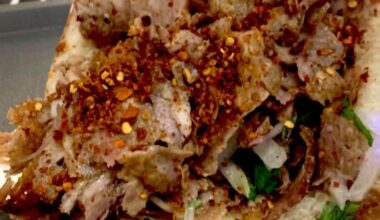 Is it possible to eat Döner (zum mitnehmen) without making a mess? Looking for tips.