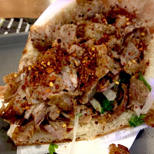 Is it possible to eat Döner (zum mitnehmen) without making a mess? Looking for tips.