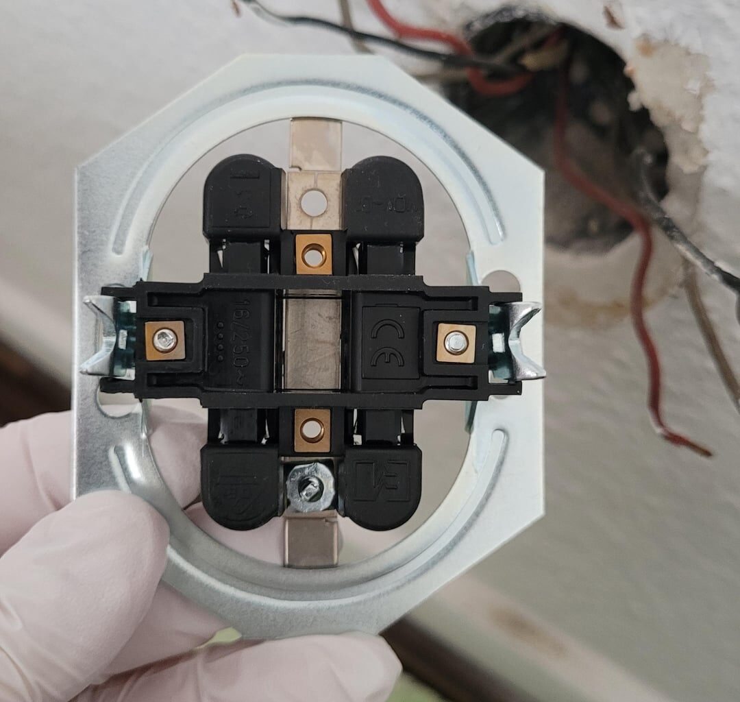 Change old wall plug in Altbau. Old colorcodes?