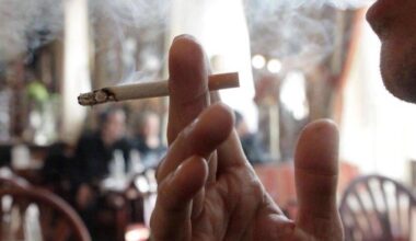 Artık restoran ve AVM'lerin 5 metre yakınında sigara içilemeyecek.