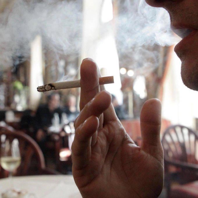 Artık restoran ve AVM'lerin 5 metre yakınında sigara içilemeyecek.