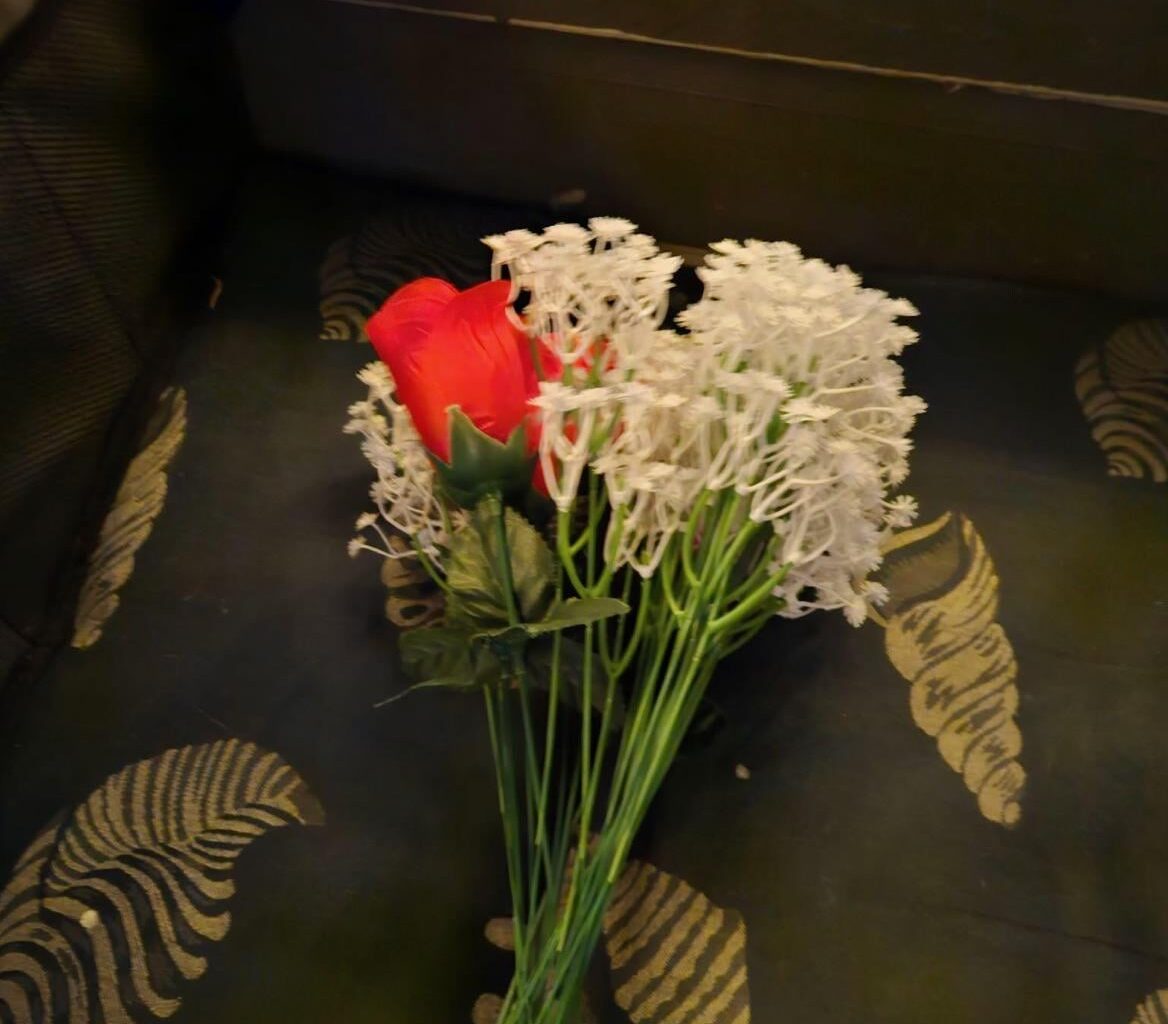 Plastblommor ute på bron?