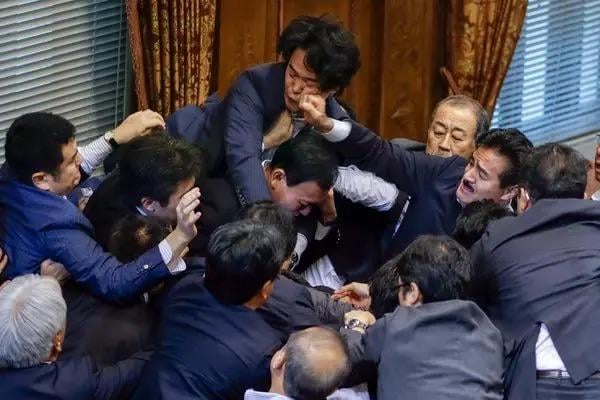 Wer würd bei uns kassieren, wer austeilen?