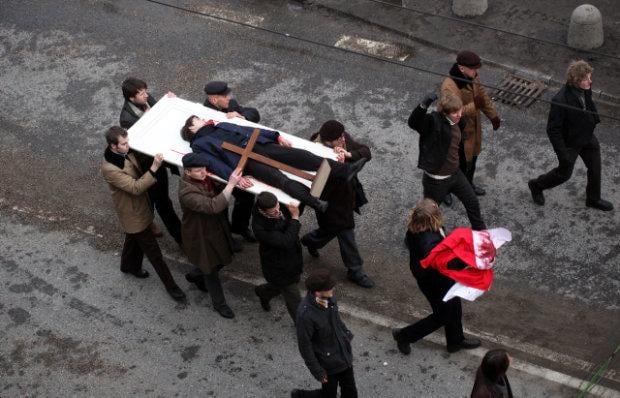 Mógł zastosować się do rozkazów władzy i nic by mu nie było... po co on w ogóle się tam pchał? Fuck around - find out!