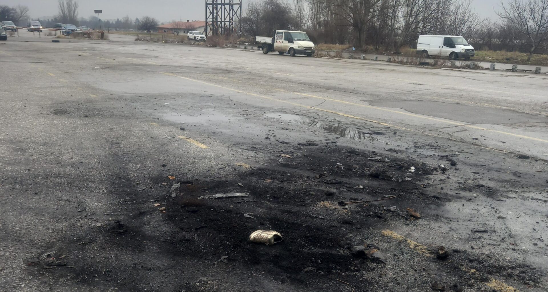 Тук все едно е направено заклинание и някой е изпелелен на място