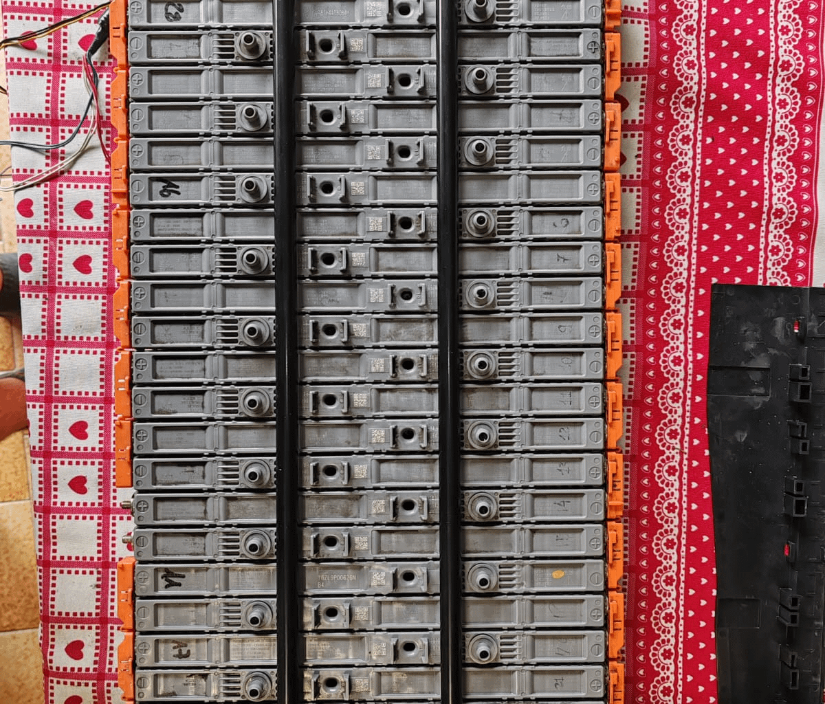 Auris Ibrida a 350.000 km: come ho salvato la batteria (dopo 4 tentativi) invece di rottamare l'auto.