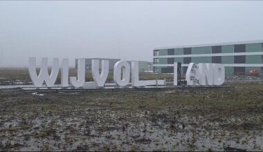 Omroep Flevoland - Letters 'Wij Flevoland' na week al vernield en beklad, provincie haalt ze weg