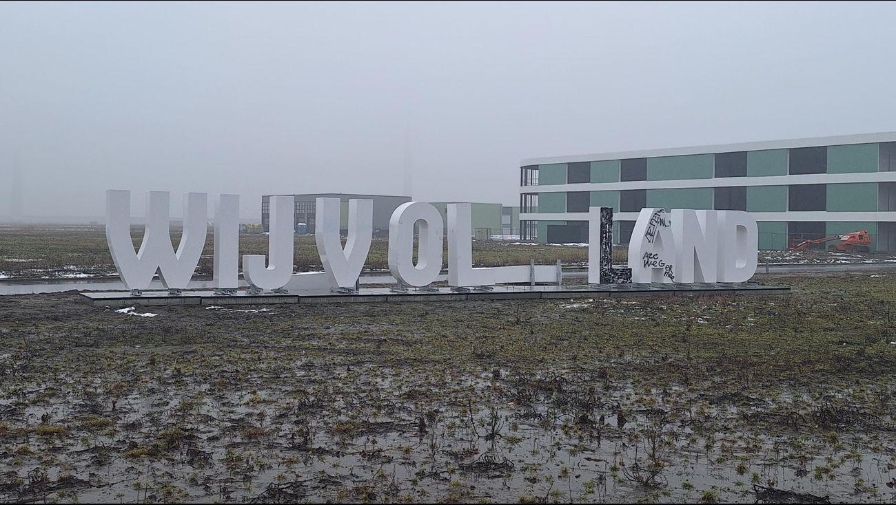 Omroep Flevoland - Letters 'Wij Flevoland' na week al vernield en beklad, provincie haalt ze weg