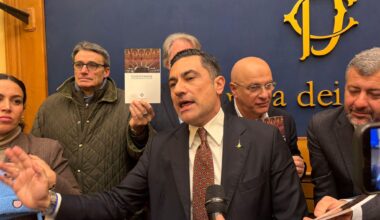 conferenza stampa sulla remigrazione con Casapound alla Camera finisce nel caos e viene annullata, annullate anche tutte le conferenze stampa di oggi per ordine pubblico e chiusa piazza Montecitorio. Le opposizioni occupano la sala e intonano Bella Ciao