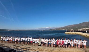 Srbi drugu godinu zaredom plivaju za krst u Karinu (kraj Zadra) sa zastavom koja je i u samoj Srbiji izazivala velike polemike jer se radi o zastavi koju koriste ruske paravojne formacije i ozoglašeni Wagner ! Druga slika: Anja Šimparga (SDSS) tvrdi da se za krst plivalo i 1933. u Splitu (!??)