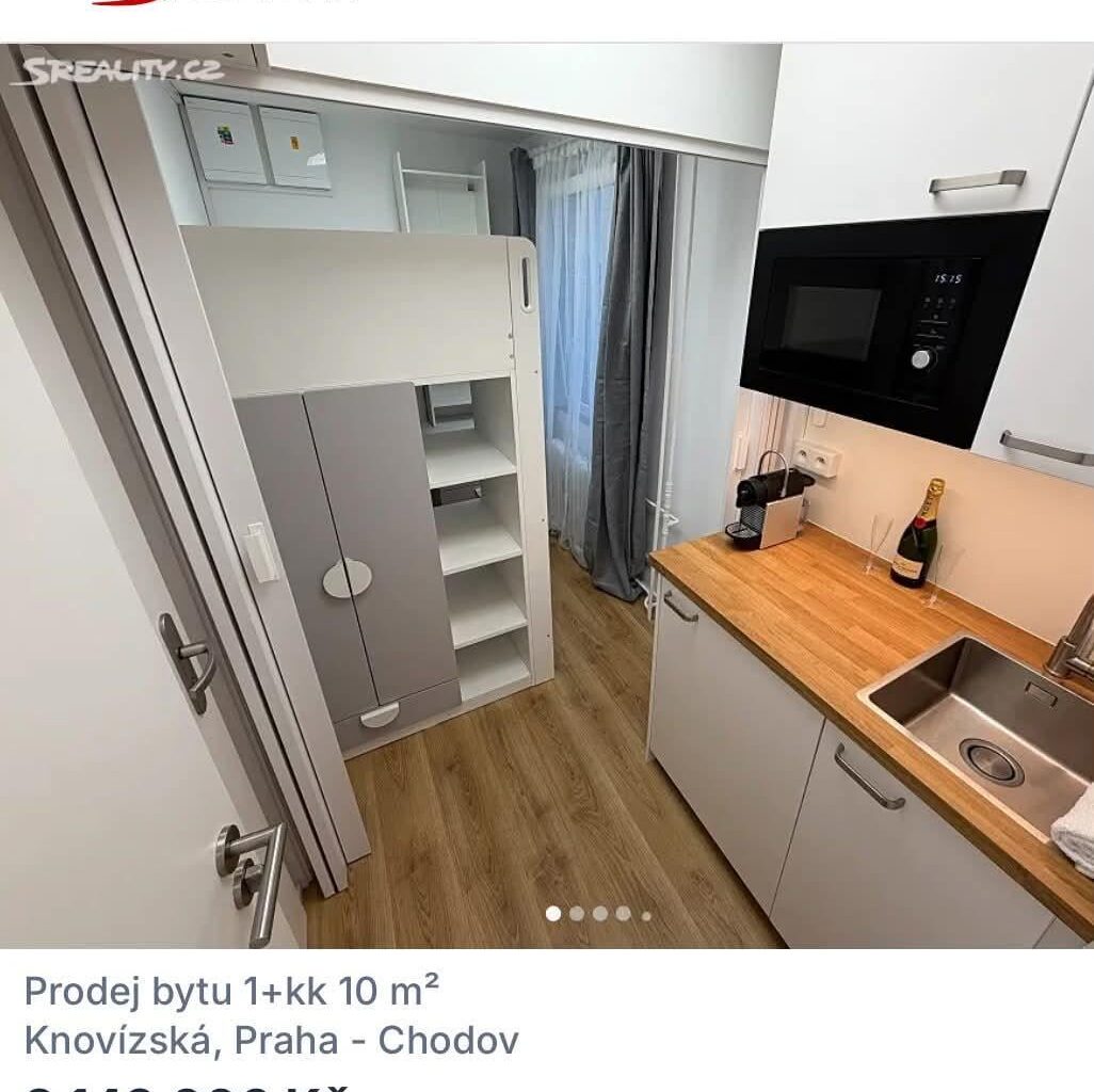 V jednotce ani budově není možnost sprchy/vany, nutno řešit separátně. No neberte to za dvě mega.