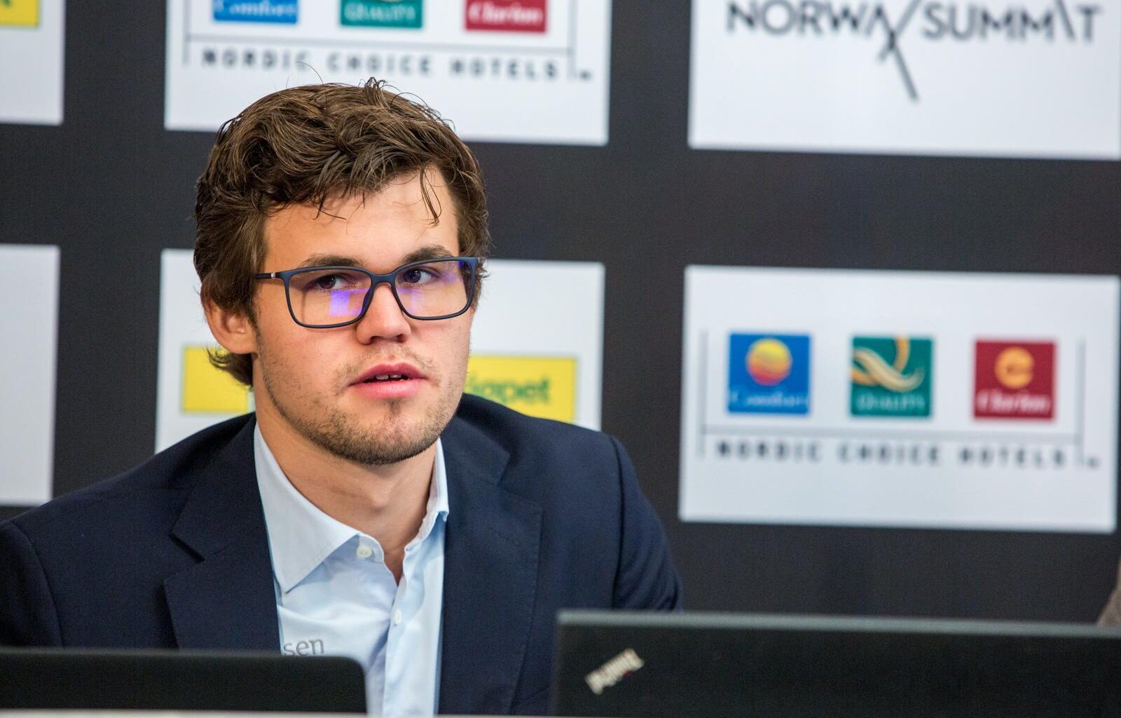 What does the Norwegian Chess Federation gains by not joining the Norwegian Confederation of Sports?