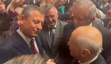 (Günlük Politika İçin Uzun Uzun Tartışıp Birbirinizi Kırmayın) Bahçeli, TBMM'nin yeni yasama yılının açılış resepsiyonunda CHP Genel Başkanı Özgür Özel'e, "Birbirimizi kırmıyoruz inşallah. Üzülme! Bazen siyaseten söylememiz gerekenler oluyor" dedi.