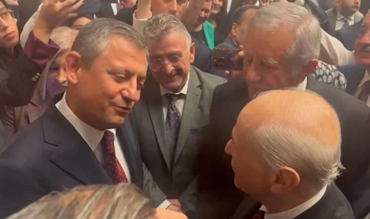 (Günlük Politika İçin Uzun Uzun Tartışıp Birbirinizi Kırmayın) Bahçeli, TBMM'nin yeni yasama yılının açılış resepsiyonunda CHP Genel Başkanı Özgür Özel'e, "Birbirimizi kırmıyoruz inşallah. Üzülme! Bazen siyaseten söylememiz gerekenler oluyor" dedi.