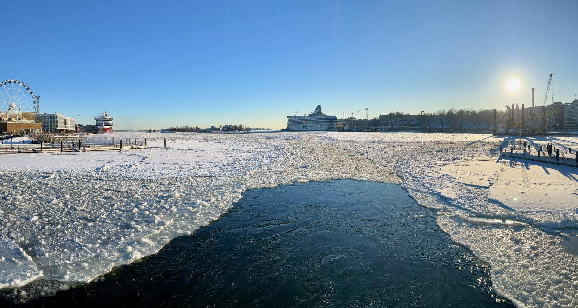 Hello sun☀️ A wide-angle shot from the Market Square, Helsinki.