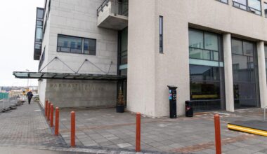 Ungt barn með mis­linga á Land­spítalanum - Bólusetning vegna útsetningar þarf að eiga sér stað ekki seinna en 8. janúar tengt fluginu og 9. janúar tengt Barnaspítala - Vísir