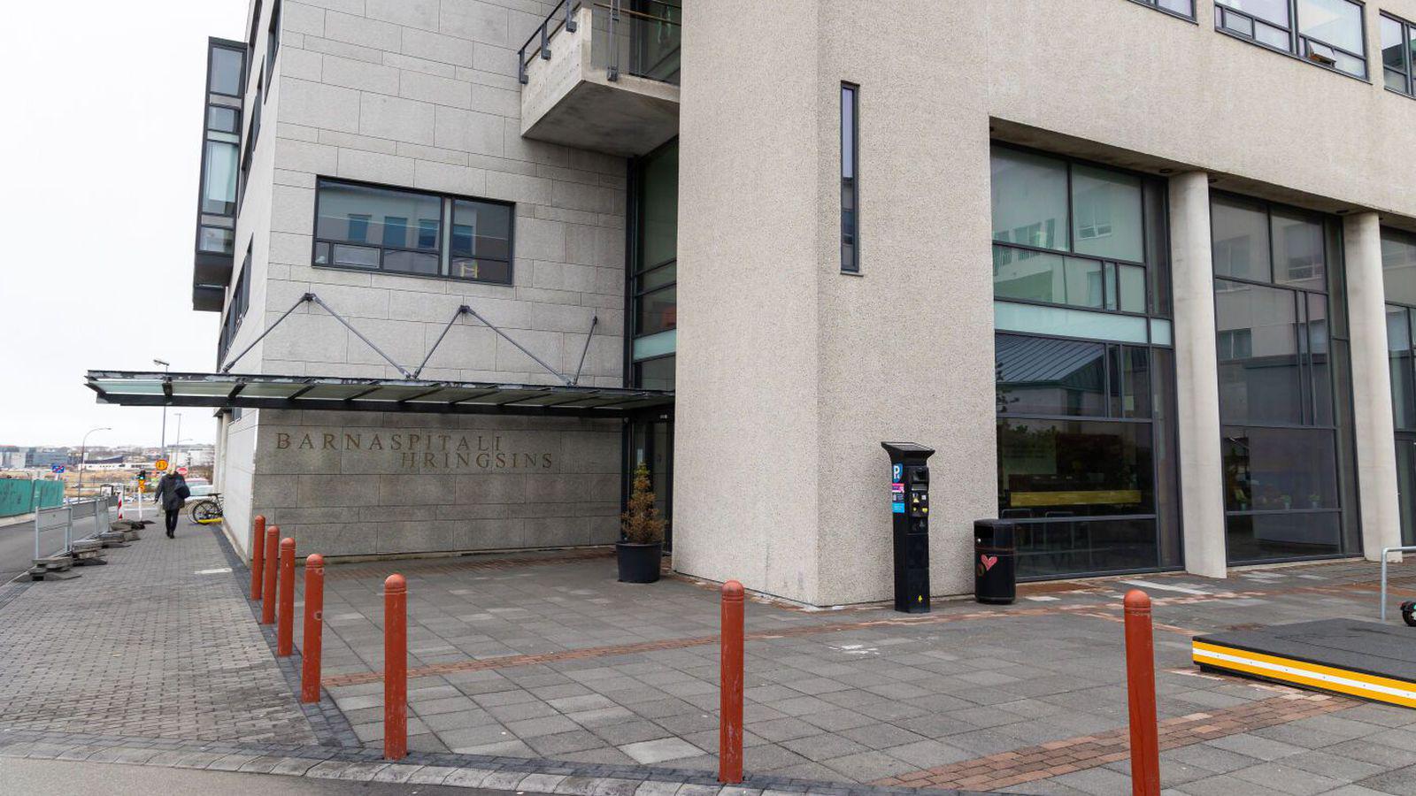 Ungt barn með mis­linga á Land­spítalanum - Bólusetning vegna útsetningar þarf að eiga sér stað ekki seinna en 8. janúar tengt fluginu og 9. janúar tengt Barnaspítala - Vísir