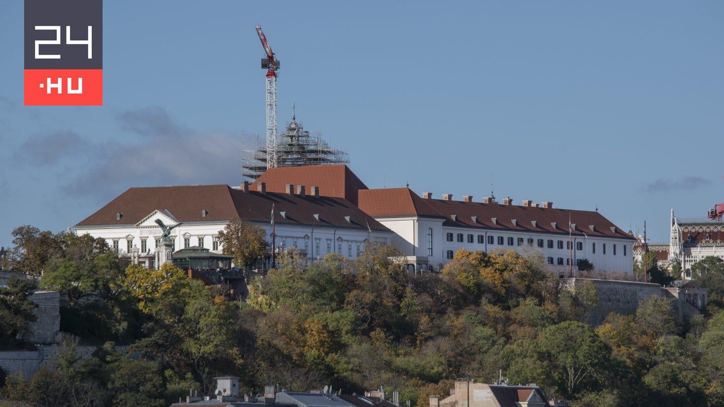 A Szatyor Fing újra pénzszorási akcioban: 238 millió forintért rendelt új autókat a Porsche Hungáriától a Sándor-palota - 24.hu