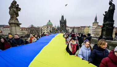 Karlův most pokryla třicetimetrová žlutomodrá vlajka. Ukrajinci si v Praze připomínali Den sjednocení