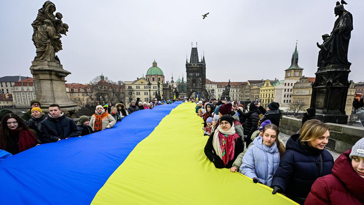 Karlův most pokryla třicetimetrová žlutomodrá vlajka. Ukrajinci si v Praze připomínali Den sjednocení
