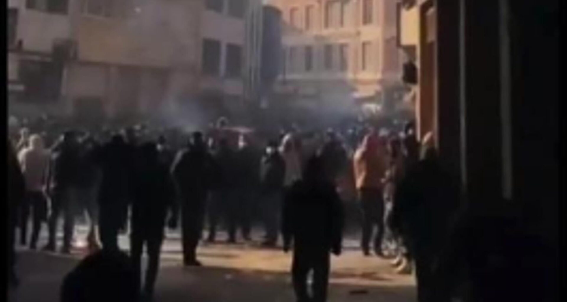 Iran, arresti e vittime. La protesta dilaga: “Evitate gli scontri”