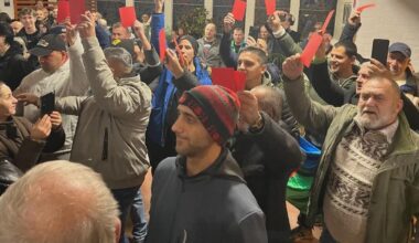 „Lázár, takarodj” – tüntetők zavarták meg Lázár János fórumát, az egyik kérdező piros lapot mutatott fel