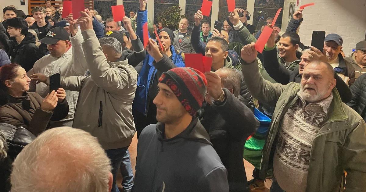 „Lázár, takarodj” – tüntetők zavarták meg Lázár János fórumát, az egyik kérdező piros lapot mutatott fel