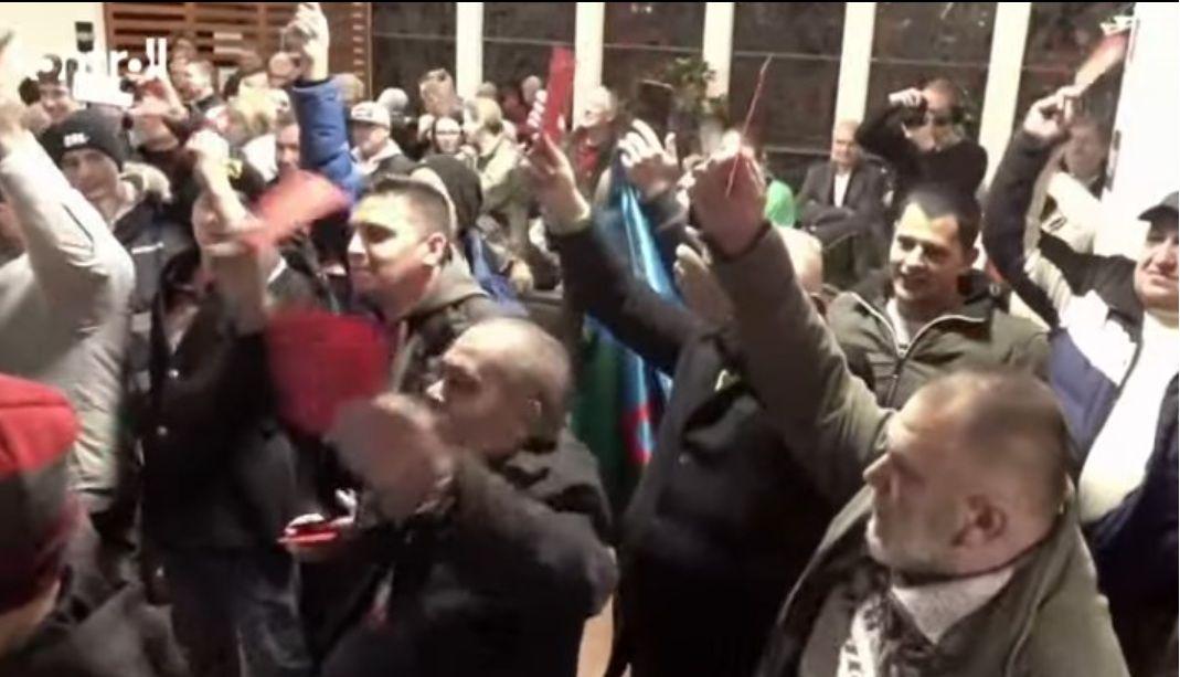 Tüntetők várták Lázár Jánost Gyöngyösön