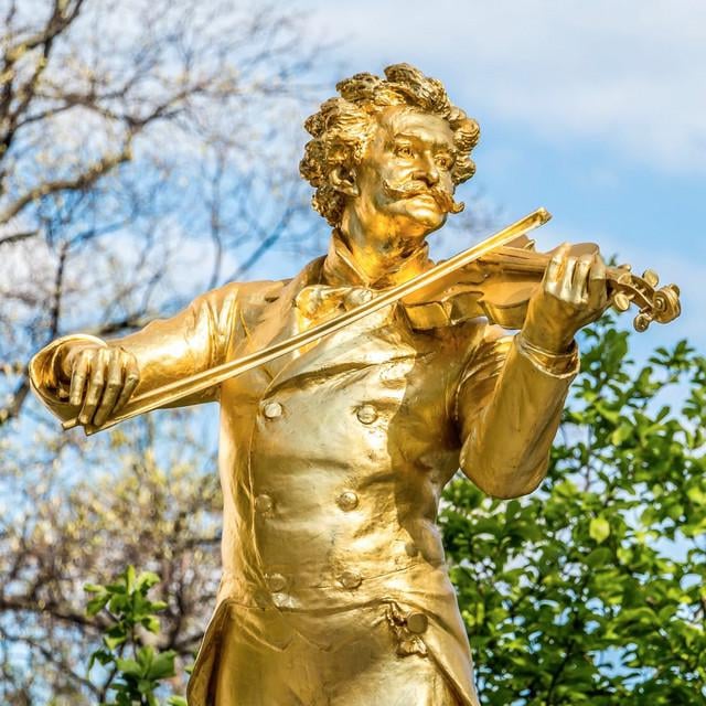 Documentos RNE: "El imperio musical de los Strauss"