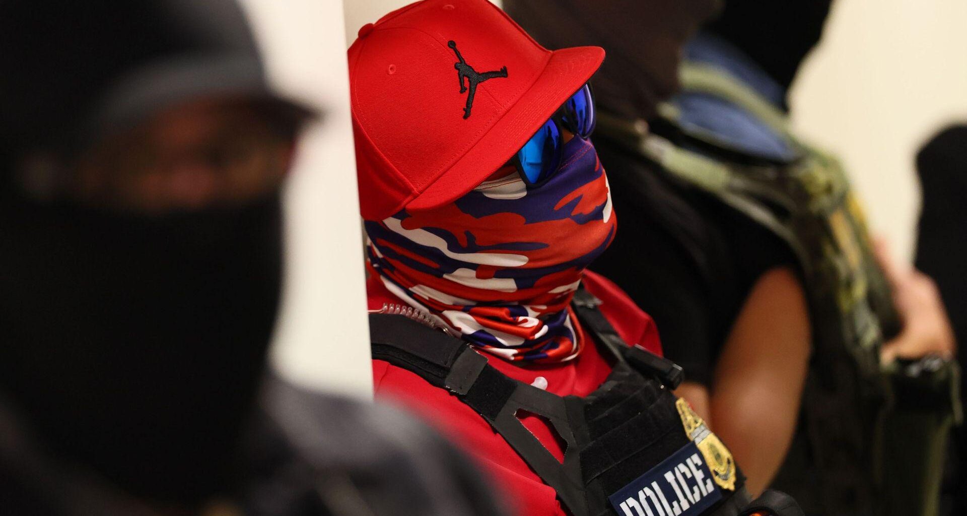 ICE List : comment des activistes ont identifié plus de 1500 agents de la police migratoire américaine - RTBF Actus